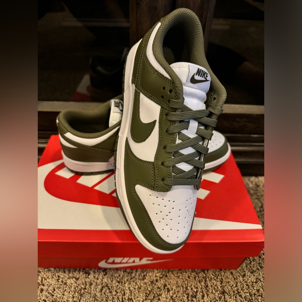 WMNS NIKE DUNK LOW (WHITE/MEDIUM OLIVE)